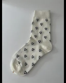 Socks | Cream w Outlined Black Hearts